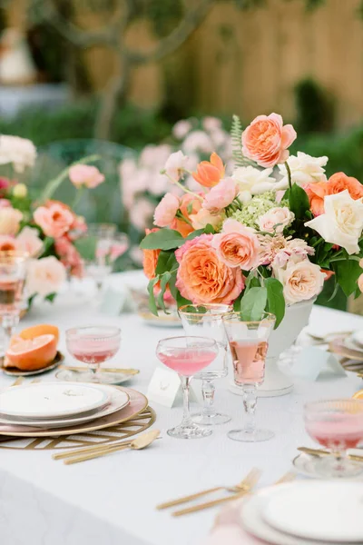 花とエレガントな食器と屋外の結婚式テーブルの垂直ショット — ストック写真