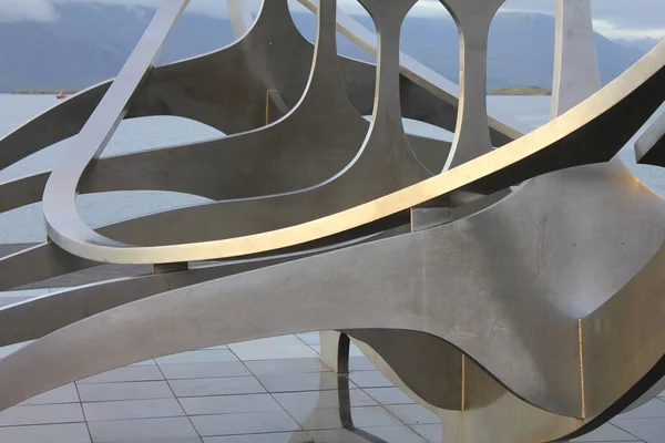 Närbild Världsberömda Solfar Sun Voyager Båt Skulptur Sol Reflektion Koncept — Stockfoto