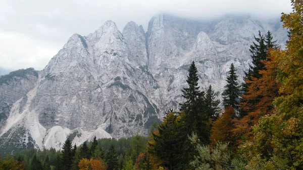 Slovenya 'daki Julian Alpleri' nin sonbaharda doğal bir görüntüsü