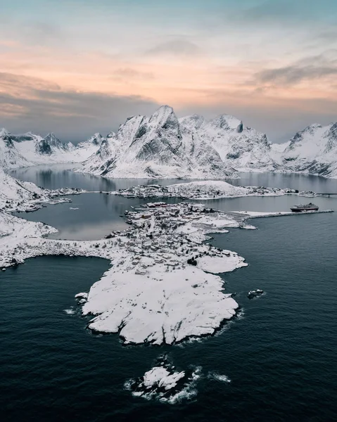 Reine, Lofoten Adaları, Norveç 'te güzel bir dağ manzarası