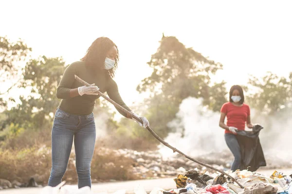Femeie Nigeriană Curăță Împreună Groapă Gunoi Copaci Fum Fundal Nigeria — Fotografie, imagine de stoc