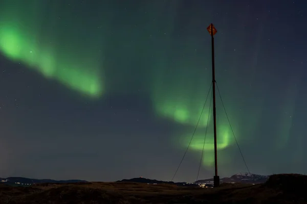 在夜空中闪烁着明亮的绿色北极光 — 图库照片