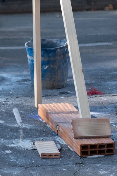 Una Paleta Ladrillos Tablas Madera Sitio Construcción Materiales Construcción —  Fotos de Stock