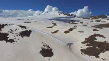 Ermenistan 'daki Aragats dağının güney zirvesinin havadan görünüşü