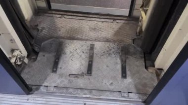 İki vagon arasındaki eski bağlantı.