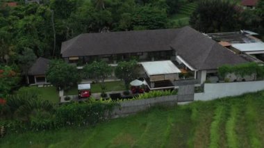 Modern bir kır köşkünün havadan görünüşü