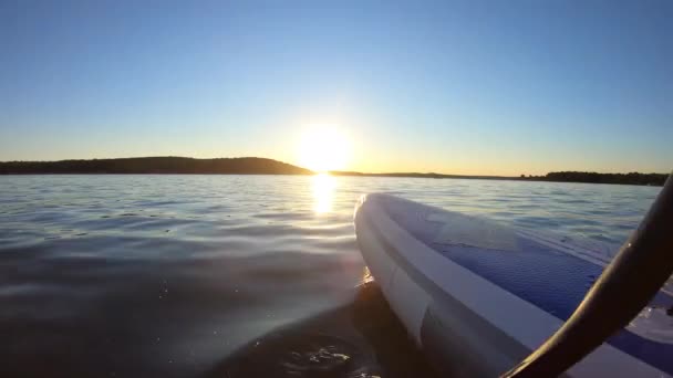 Una Hembra Montando Una Tabla Paddle Paddleboarding Cuerpo Agua Tranquila — Vídeos de Stock