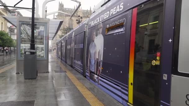 Video Tren Ligero Sevilla Metrocentro Saliendo Una Estación — Vídeos de Stock