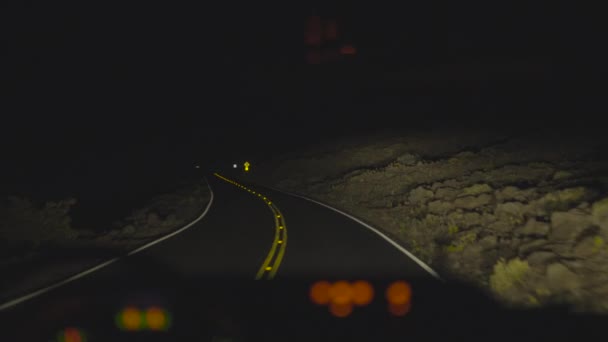 Arabanın Camından Görüldüğü Gibi Karanlık Rüzgarlı Bir Yolda Giden Bir — Stok video