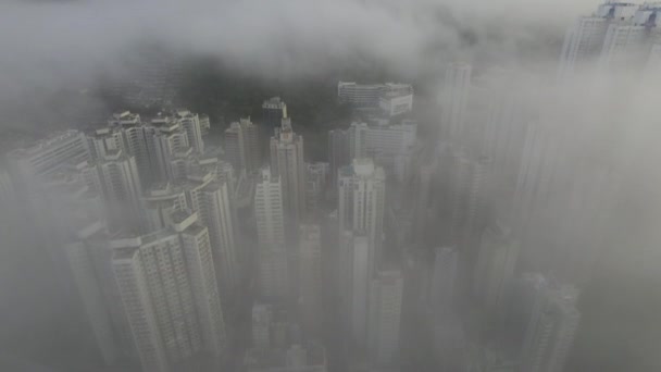 Een Luchtfoto Van Moderne Hoge Gebouwen Vanuit Een Dikke Mist — Stockvideo