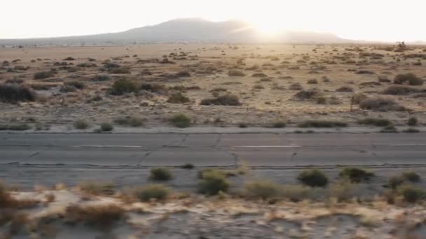 Widok Powietrza Drogi Pustyni Słonecznej Pogodzie Czarnym Samochodem Jazdy — Wideo stockowe