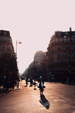 Günbatımında Paris 'te Turbigo Bulvarı' nda bisiklet sürücülerinin manzarası.