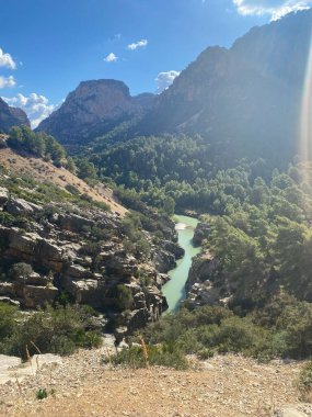 Kralın Küçük Yolu El Caminito del Rey 'in dikey çekimi. El Chorro, Malaga, İspanya.