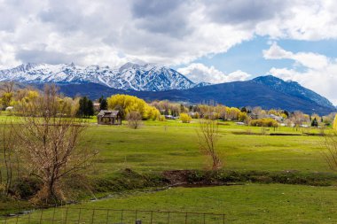 Utah, ABD 'de karla kaplı güzel dağların alçak açılı görüntüsü.