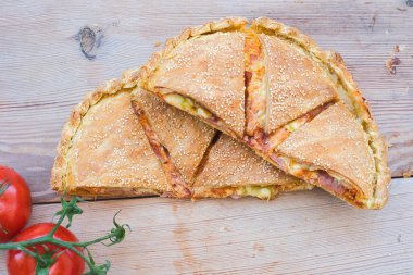 Geleneksel turta, ahşapla kaplanmış pizza.