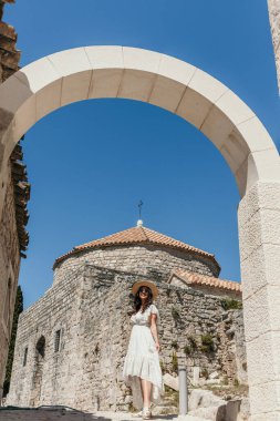 Hırvatistan 'ın Split kenti yakınlarındaki Klis kalesinde güzel bir beyaz kadın.