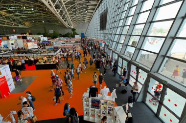 Torino Oval Lingotto 'daki uluslararası kitap fuarındaki insanların yüksek açılı görüntüsü. Torino, İtalya.