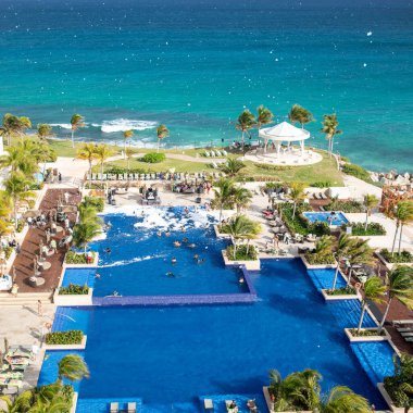 Hyatt Ziva Oteli 'nin havuzunda Cancun, Meksika' da okyanusa bakan bir balon partisi.