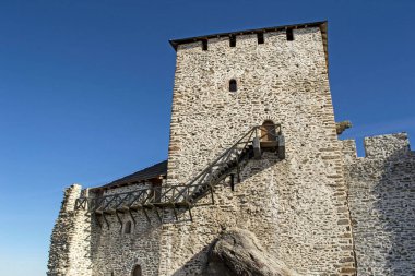 15. yüzyıldan kalma eski kalenin ön cephesinin alçak açılı bir görüntüsü.