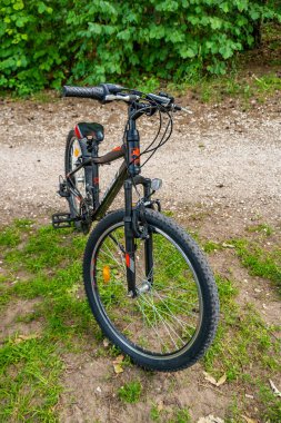 Yaya yolunda bir Romet marka bisikletin dikey çekimi.