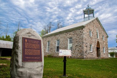 Kanada 'daki Odelltown Metodist Kilisesi' nin güzel dış görünüşü mavi gökyüzüne karşı