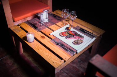 Izgara patates ve domatesli ızgara somon filetosu.