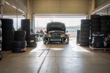 Toyota Supra, çukurda bir A80 MK4.