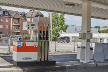 Almanya, Geilenkirchen 'de bulutlu mavi gökyüzünün altında bir benzin istasyonu.