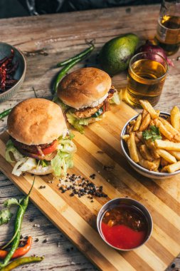 Restoranda hamburger yemek fotoğrafçılığı.