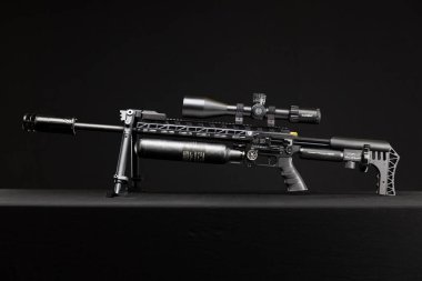 Siyah zemin üzerinde izole edilmiş bir FX çarpışma M3 hava tabancası