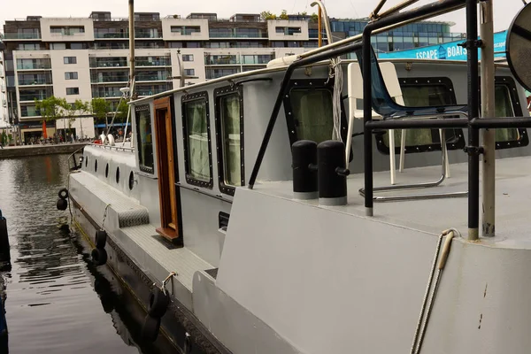 Uitzicht Een Boot Aangemeerd Haven Van Stad Bij Grand Canal — Stockfoto