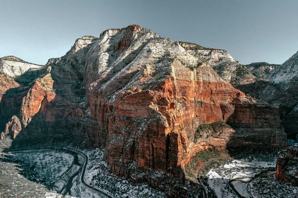 Veduta Delle Rocce Innevate Sotto Cielo Azzurro Luminoso — Foto Stock