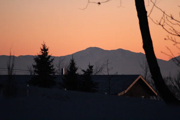 Een Schilderachtig Uitzicht Daken Van Huizen Tegen Berglandschap Tijdens Zonsondergang — Stockfoto