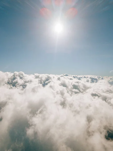 Ein Vertikaler Schuss Weißer Flauschiger Wolken Hoch Blauen Himmel Einem — Stockfoto