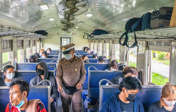 Mensen Een Conducteur Een Treinwagon Thailan — Stockfoto