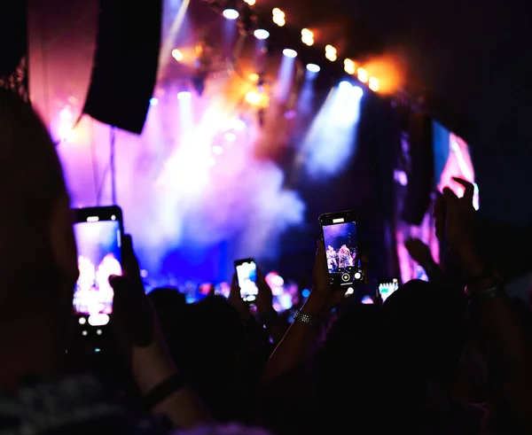 Una Multitud Grabando Concierto Con Smartphones — Foto de Stock