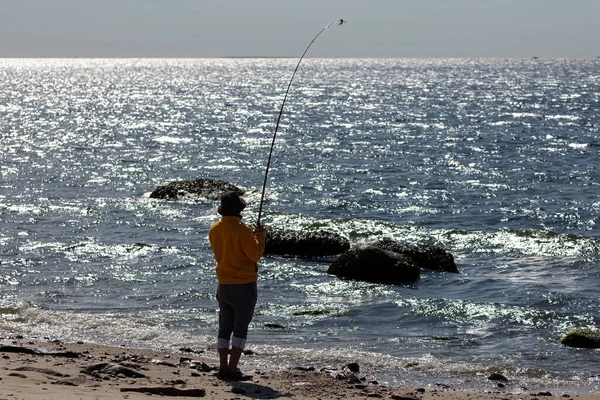 Man Yellow Sweater Casting Fishing Rod Ocean — Stock Photo, Image