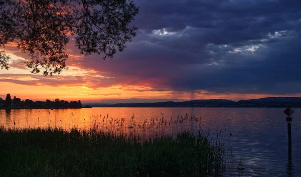 Luminoso Cielo Colorato Tramonto Lago Una Foresta — Foto Stock