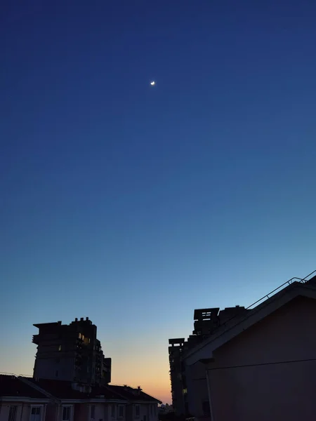 日没時の青い空の下の屋根の空中写真 — ストック写真