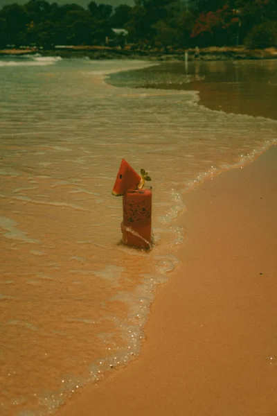 Tiro Vertical Uma Bebida Refrescante Com Melancia Colocada Uma Praia — Fotografia de Stock