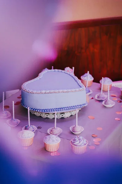 Uma Foto Vertical Cupcakes Bolo Grande Decorações Aniversário — Fotografia de Stock