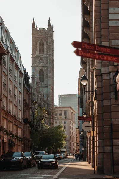 Pionowe Ujęcie Ulicy Sulpice Widokiem Bazylikę Notre Dame — Zdjęcie stockowe