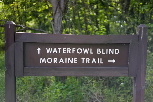 ステージ池の自然歩道標識を保存します アシュビル オハイオにある公園と池 — ストック写真