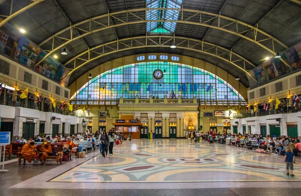 İnsanlar Bangkok tren istasyonu Tayland Asya 'da bekliyor.