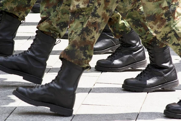 Närbild Skott Militära Stövlar Marscherar Formation — Stockfoto