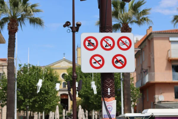 Съемка Запретительных Знаков Крупным Планом Пешеходной Площади Юге Франции — стоковое фото