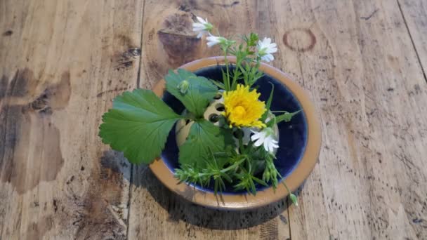Zeitraffer Von Blumen Einer Schönen Vase Auf Einem Holztisch Die — Stockvideo