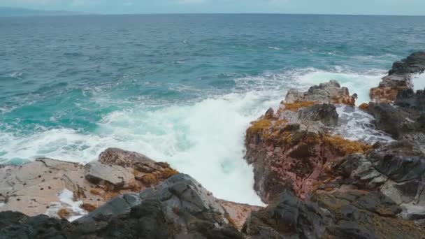 Filmagem Câmera Lenta Ondas Queda Nas Rochas Makaluapuna Point Maui — Vídeo de Stock