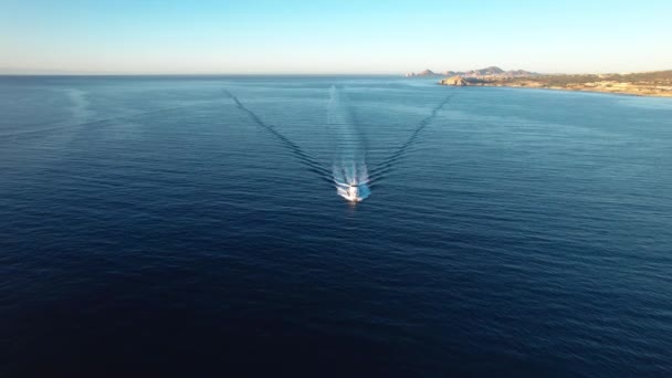 Eine Luftaufnahme Eines Bootes Das Blauen Ozean Vor Klarem Himmel — Stockvideo