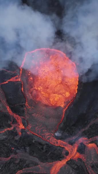 火山で噴火する溶岩の映像 — ストック動画